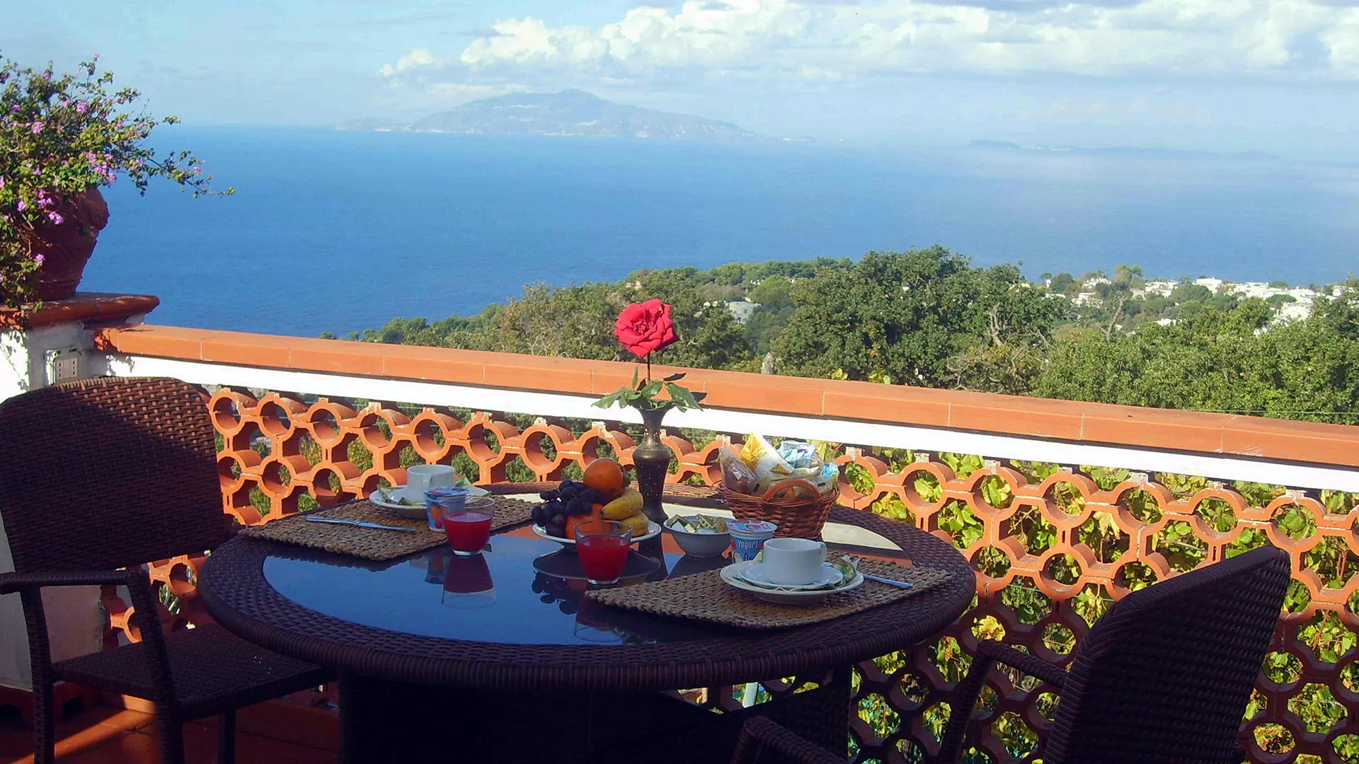 Colazione sul terrazzo con vista sul mare di Capri